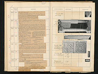 aufgeschlagenes Buch mit eingeklebten getippten Einträgen und schwarz-weißen Fotos